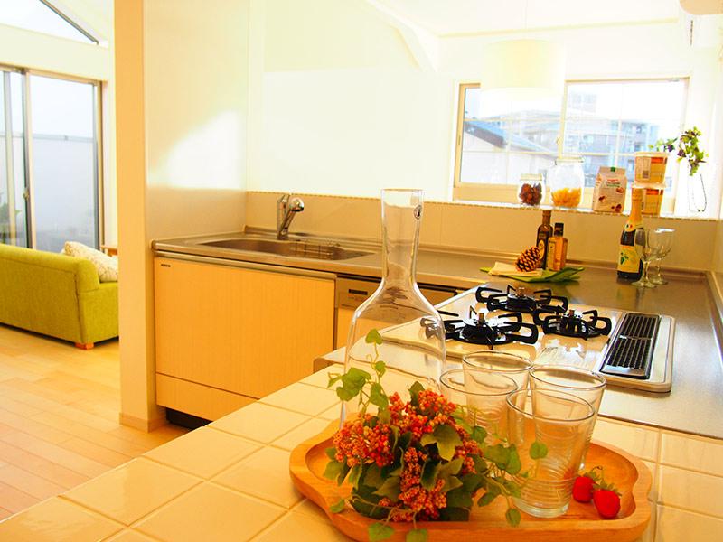 Kitchen. Also easy to take communication with family, L-shaped face-to-face kitchen. (No. 3 locations)