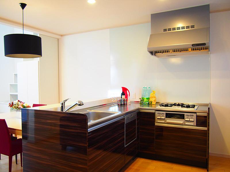 Kitchen. L-shaped kitchen, which is friendly to the housework flow line. (No. 2 locations)