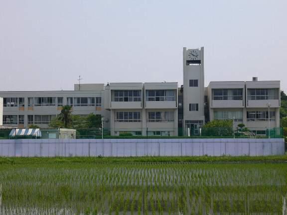 Primary school. Katano Municipal Kuraji to elementary school 1102m