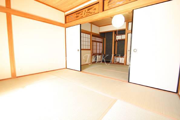 Non-living room. 1F Japanese-style room. There is lighting from the south is bright! 