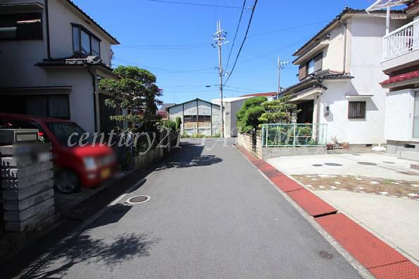 Local photos, including front road. Front road is 4.8m! 