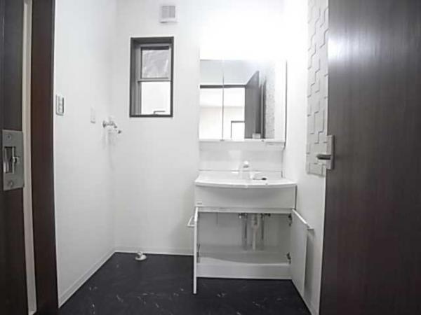 Wash basin, toilet. Washbasin with Zhuzhou enhance shower of