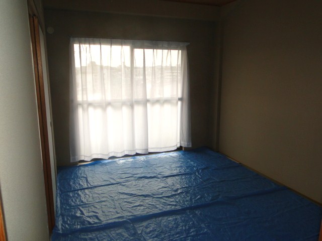 Other room space. Here is Japanese-style room 6 quires, Yes covered with a sheet to prevent sunburn. 