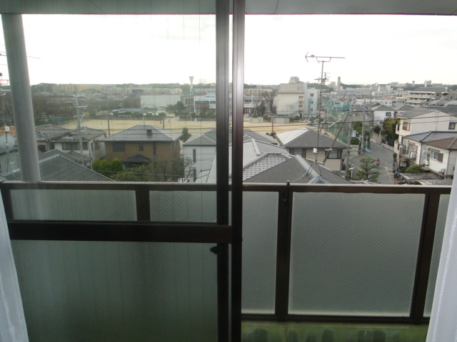 Balcony. 4th floor, From 5 floor you can overlook the surrounding Katanoshi Station. 