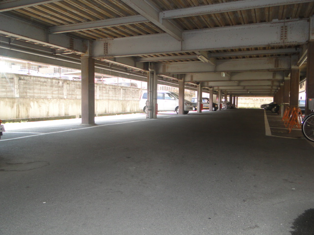 Parking lot. It is available per month 10,000 (consumption tax). 