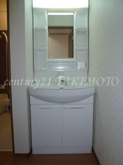 Wash basin, toilet. Storage rich washbasin! !