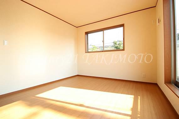 Non-living room. Each room storage space available! !