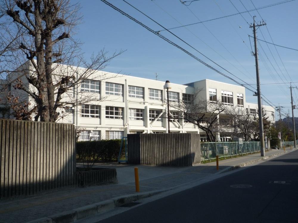 Primary school. Katano Municipal Iwafune to elementary school 1499m