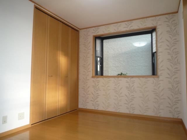 Non-living room. Large windows, It carries the bright sunshine
