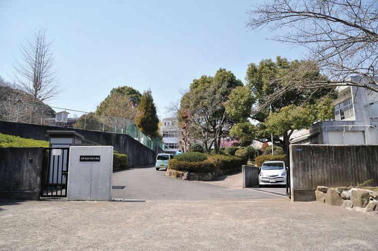 Primary school. Myokenzaka until elementary school 730m