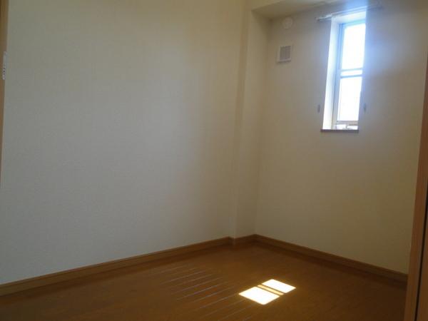 Other room space. It is the perfect Western-style in the bedroom