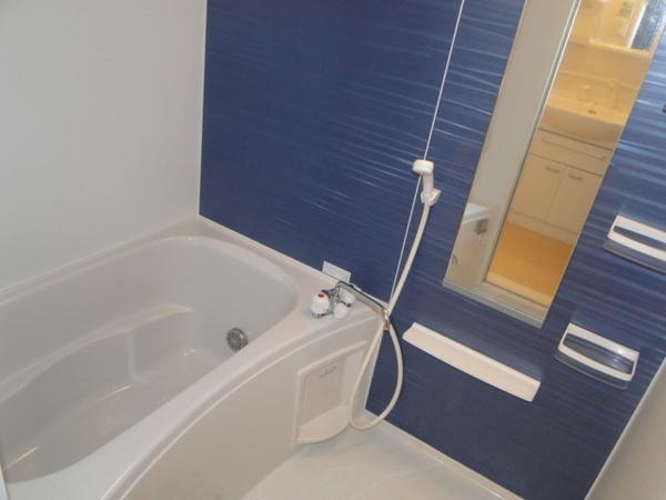 Bath. Guests can relax in the bath was loose
