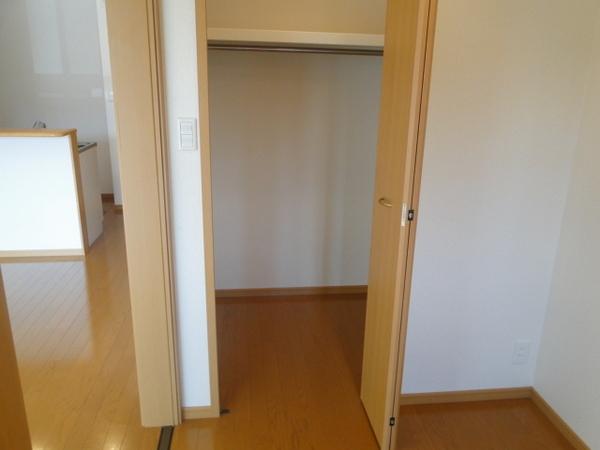 Receipt. Closet also can be stored a lot there is a height