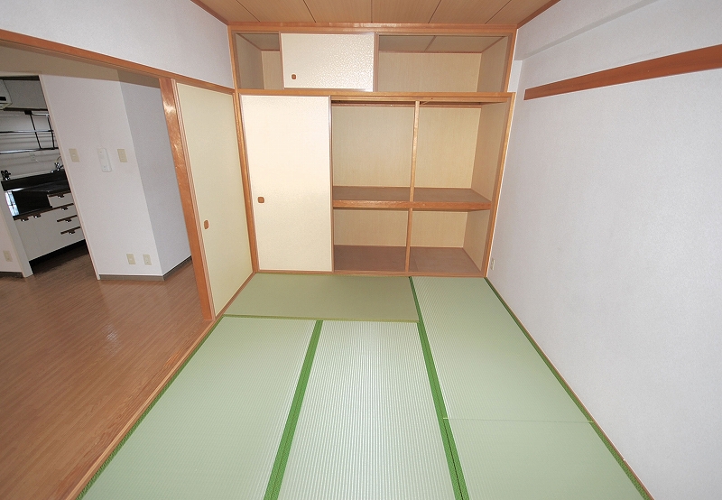 Living and room. Japanese-style room 6 quires closet Open