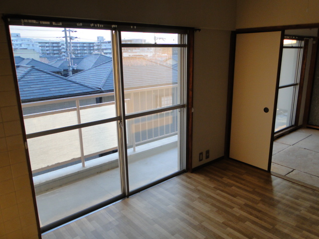 Other room space. Bright living and Japanese-style room 4.5 Pledge facing south! 