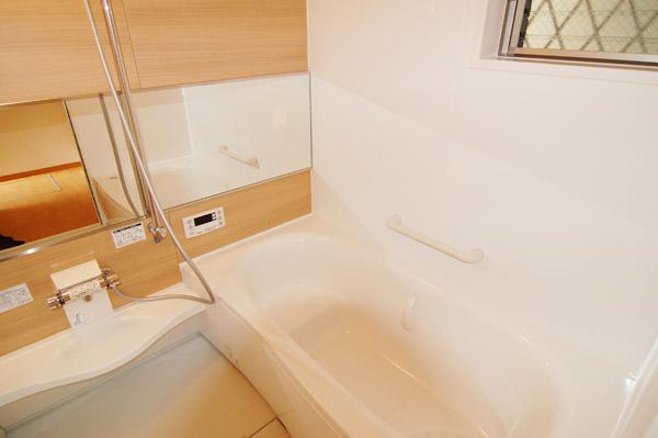 Same specifications photo (bathroom).  [bathroom]   Es line bathtub with a stage in the bathtub of the loose. Bathroom wall of woodgrain is, Heal the fatigue of the day, Guests can enjoy a relaxing bath time.