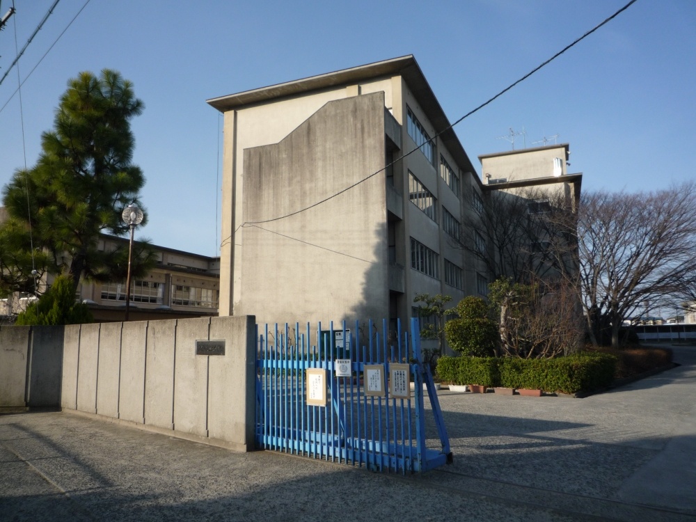 Junior high school. Katano Municipal third junior high school (junior high school) up to 874m