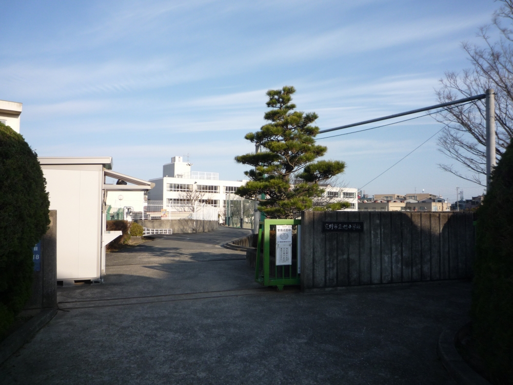 Primary school. Katano TatsuAsahi to elementary school (elementary school) 555m