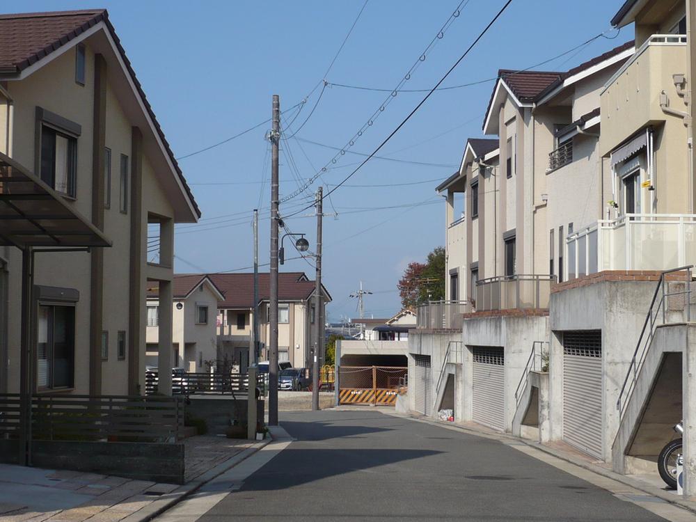 Local photos, including front road. Subdivision in the road is spacious 6m