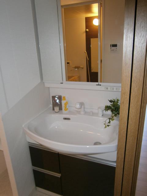 Wash basin, toilet. Heisei we had made the vanity to 25 July. Storage full of wide type
