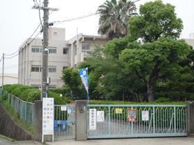 Primary school. Fujigao a 12-minute walk from the elementary school