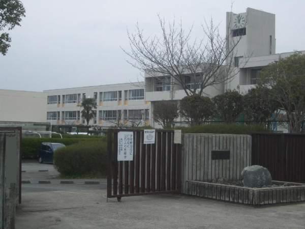 Primary school. Kuraji until elementary school 740m