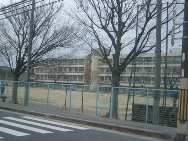 Junior high school. 1860m to the second junior high school