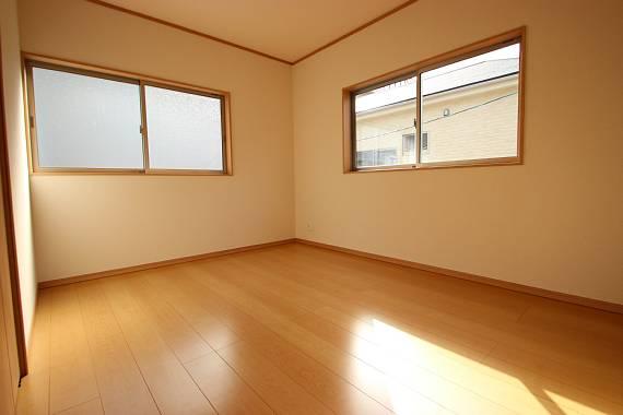 Non-living room. Always bright Western-style in two-sided lighting! !