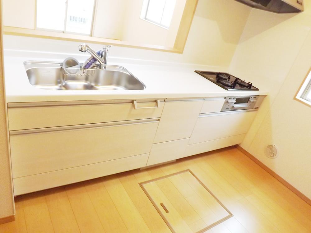 Kitchen. Local photo (kitchen) Slide storage water purifier shower!