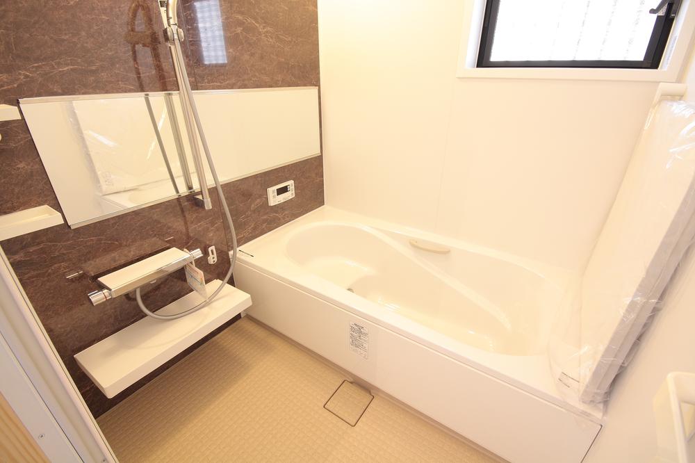 Bathroom. Bathroom welcoming slowly stretched out foot. Seat portion of the tub is not only possible sitz bath, Also water-saving effect