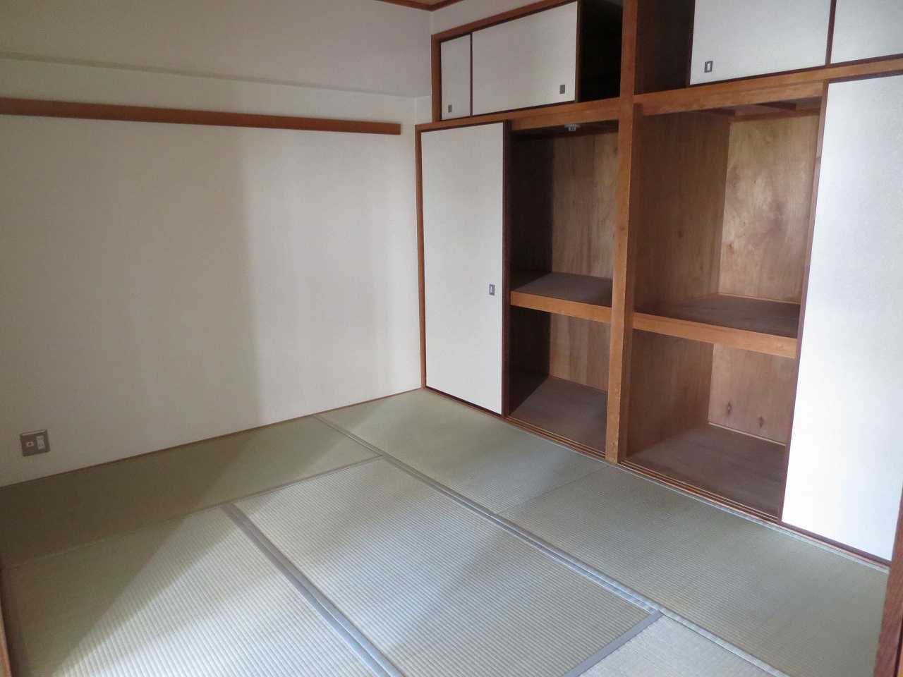 Living and room. Japanese-style storage lot!