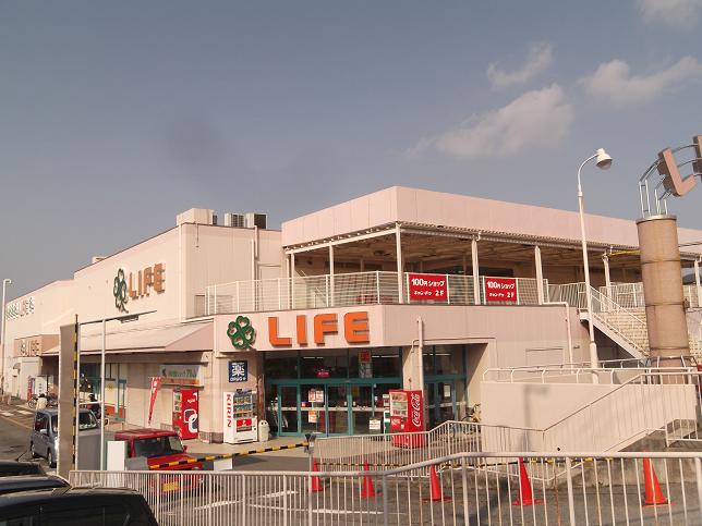 Supermarket. 350m up to life Takidani store (Super)