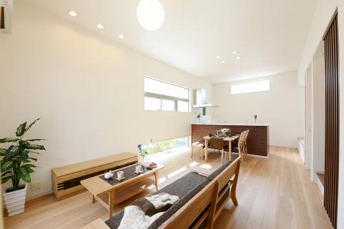 Living. Ceiling height of 3.1m is makes you feel bright and more widely the living.