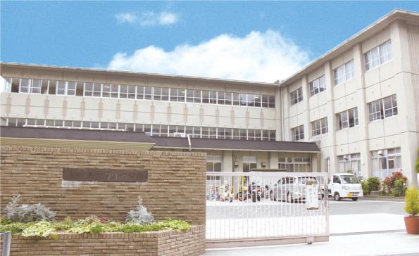 Junior high school. About 10 minutes 800m walk to Nomura junior high school. School motto is "continuation is power.". Club activities actively. The school opened in the regions where local people have done volunteer work at school.