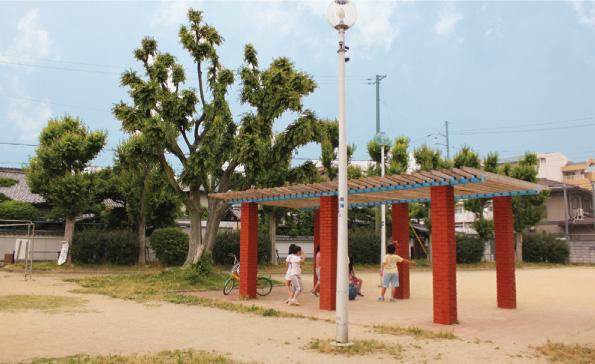 park. Until the Chaoyang park 420m walk about 5 minutes. A wide ground, Also play equipment such as swings and slides. Since there is also a covered bench, Also Mimamore without worrying about the sun mom.