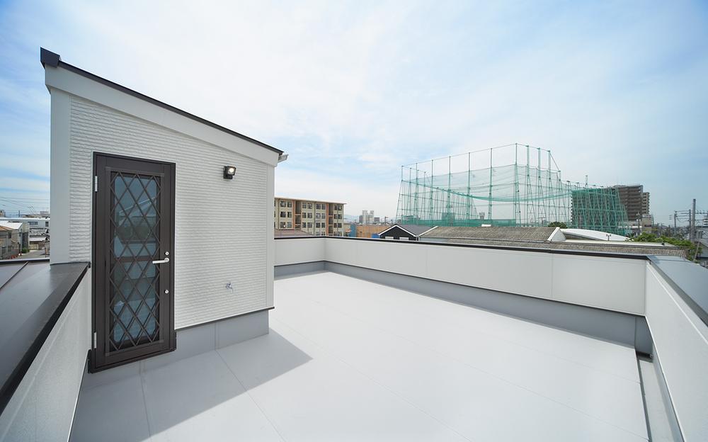 Balcony. Landscape of the town is beautiful rooftop of the roof balcony. Use various! Your laundry thing, of course, It is something may be yoga gathered with or mom friend in a cafe terrace playing the table (Local model house)