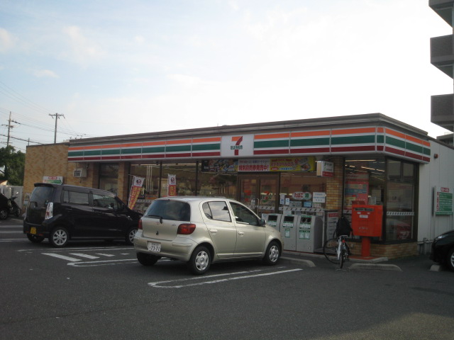 Convenience store. Seven-Eleven Kishiwada Komatsuri Machiten up (convenience store) 329m
