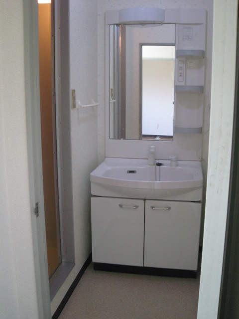 Washroom. Washbasin ⇒ with shampoo dresser