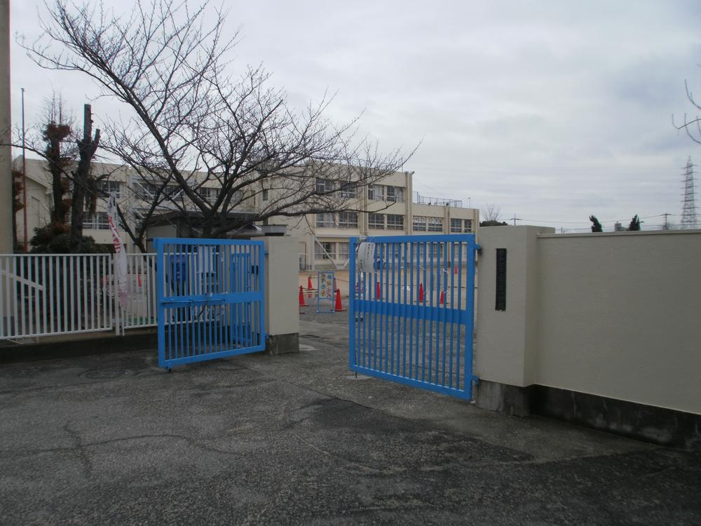 Primary school. Kishiwada Municipal Tokiwa to elementary school 560m