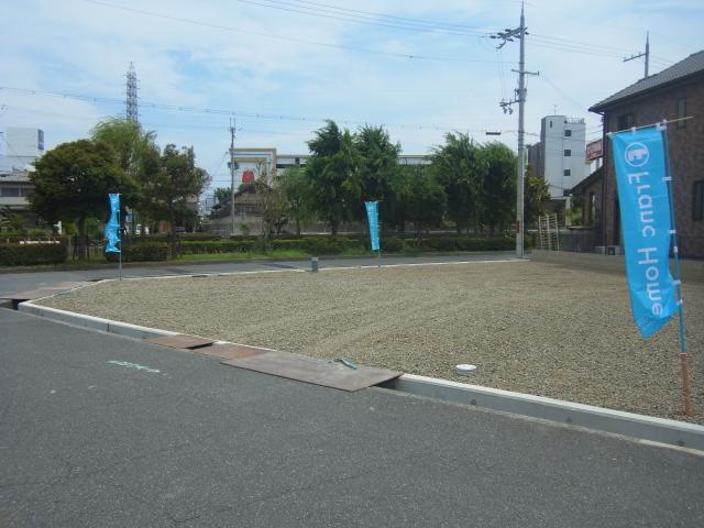 Local land photo. 40 square meters of the corner lot of shaping land. Also widely it is refreshing the front road. 