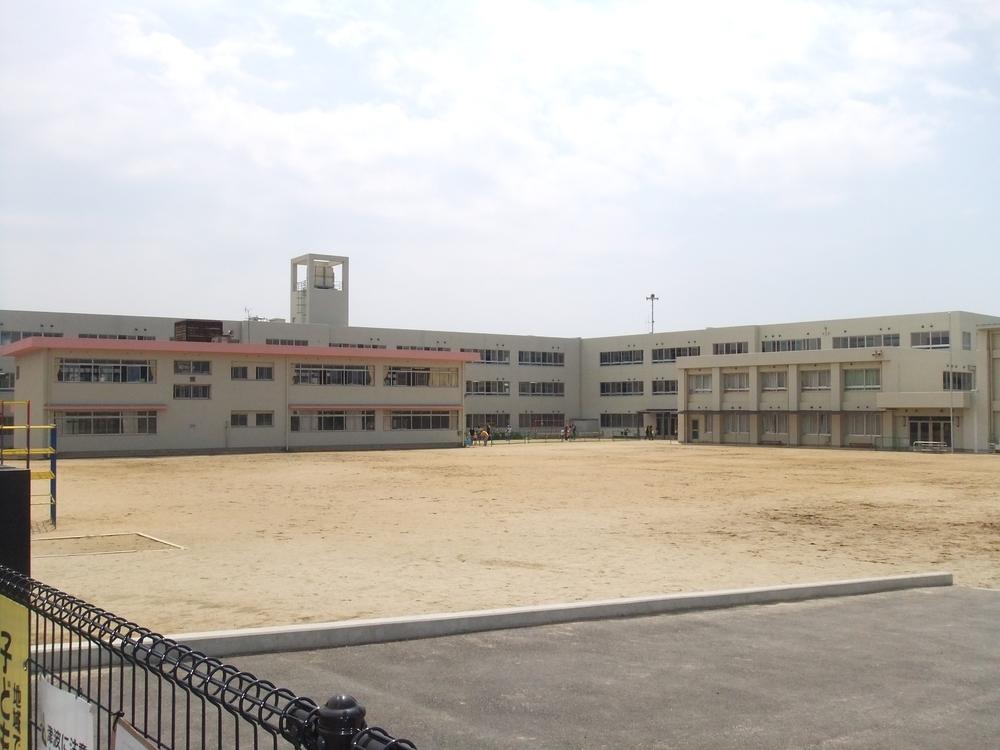 Primary school. 710m until the Chaoyang Elementary School