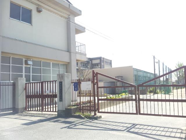 Junior high school. Yamadainaka is very convenient to go to school because the 220m walk two minutes to the school.