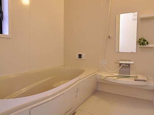 Bathroom. Simple bathroom that was a white base. Tired refresh of the day in the spacious bathtub put stretched the knee.