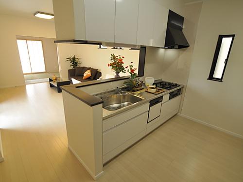 Kitchen. Face-to-face kitchen that can cook while watching the family of smile. Bathroom is in the back of the kitchen, Aggregate around the water, such as wash basin, Achieve a convenient housework flow line.