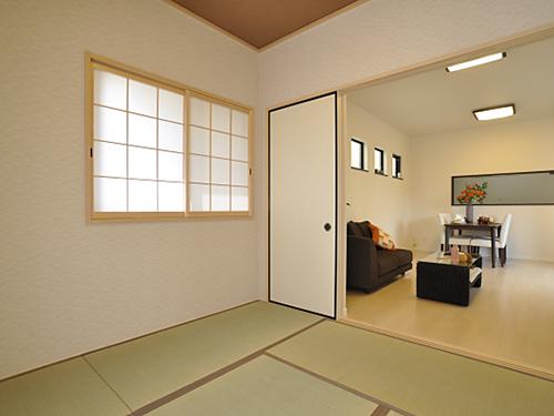 Non-living room. Japanese-style room of calm atmosphere in simple. The other can also be used as a guest room, Is transformed into a okay spacious space also gathered adult number if living with Tsunagere.