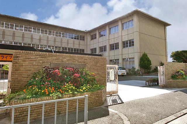 Junior high school. 600m to Nomura junior high school