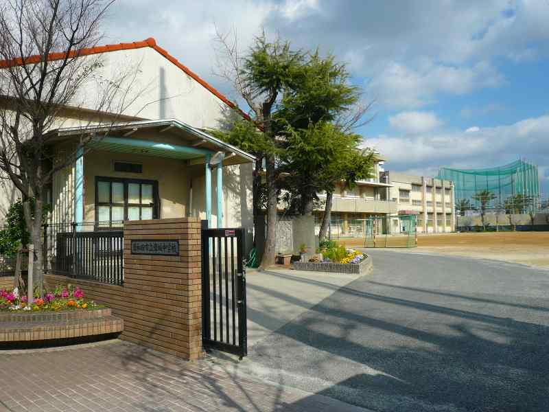 Junior high school. Kishiki 1370m until junior high school