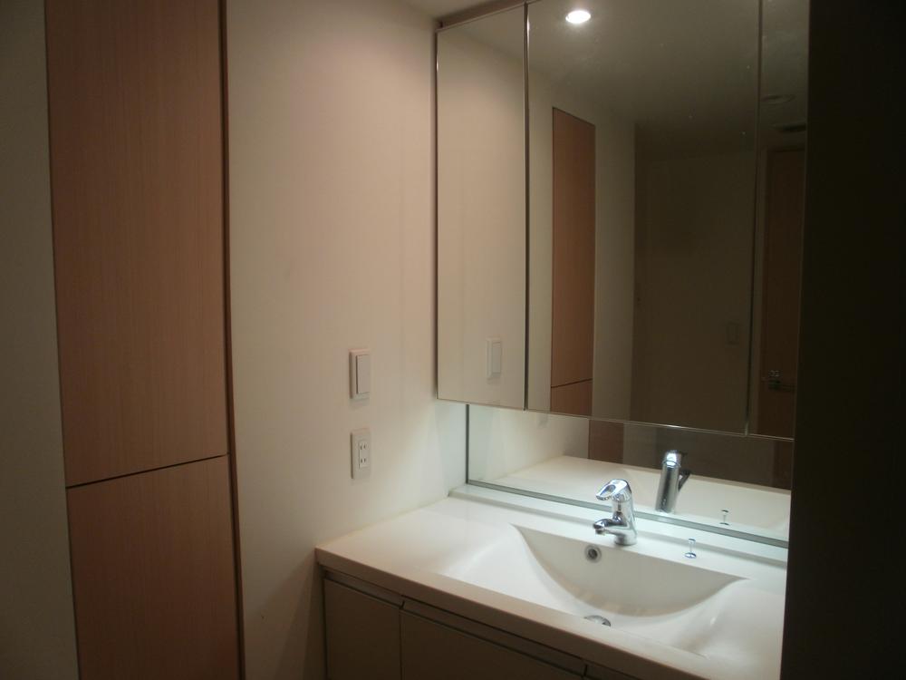 Wash basin, toilet. Indoor (10 May 2013) Shooting