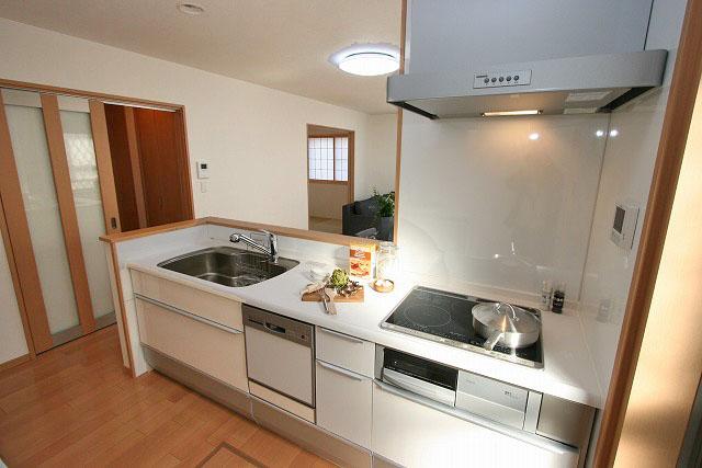 Kitchen. With built-in dishwasher