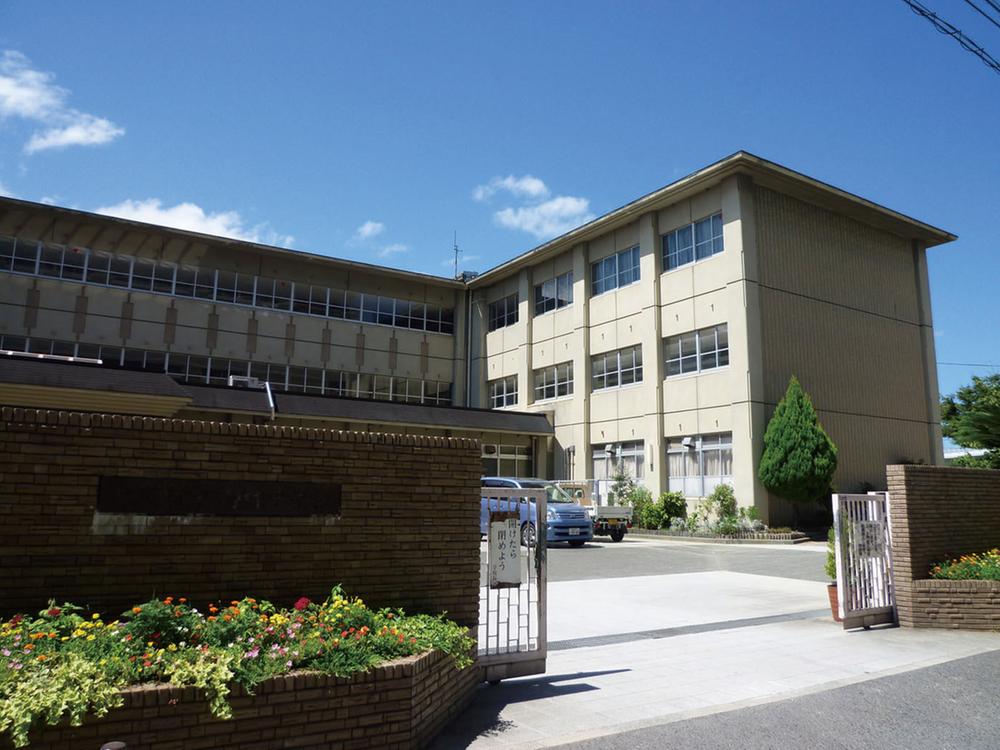 Junior high school. About walk to the 400m Nomura junior high school until junior high school Nomura 5 minutes